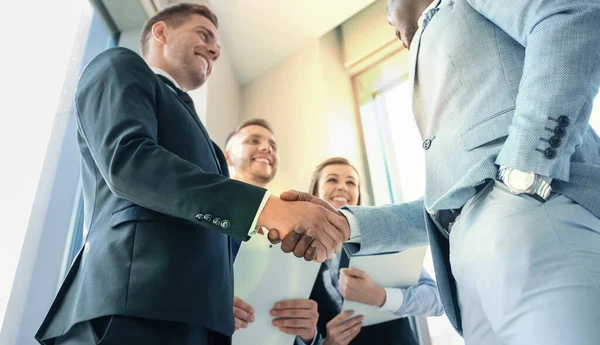 Empresários Apertando Mãos Terminando Uma Reunião — Fotografia de Stock