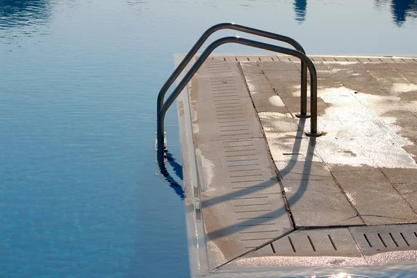 Escalera de piscina bajo el sol —  Fotos de Stock