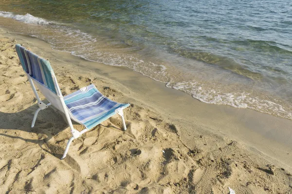 Пляжний стілець біля берега моря — стокове фото