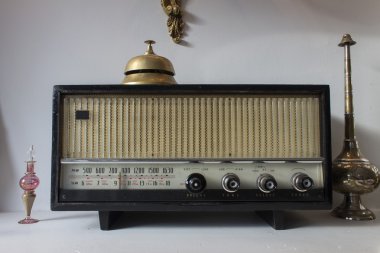 Eski model radyo.