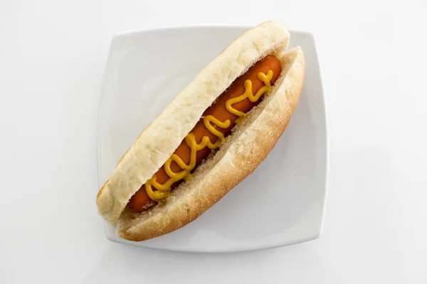 Hot doga na białym tle — Zdjęcie stockowe