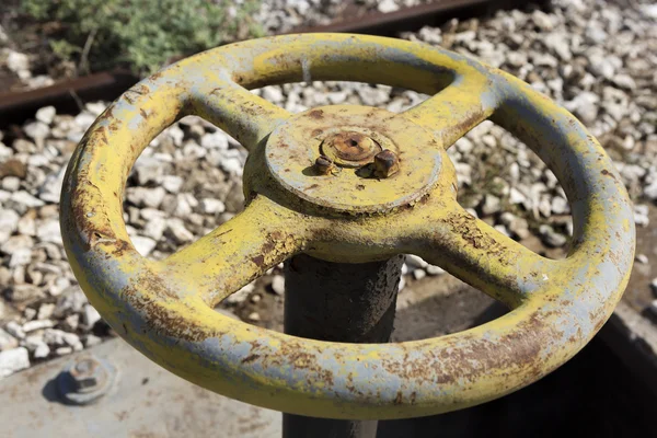 Старий жовтий колісний клапан — стокове фото