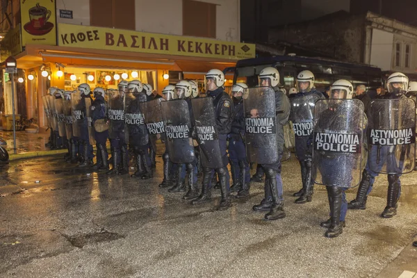 La police anti-émeute grecque bloque l'accès à la place centrale — Photo