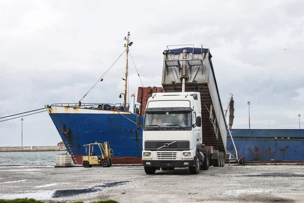 Truck loading grain on ship — Stock Photo, Image