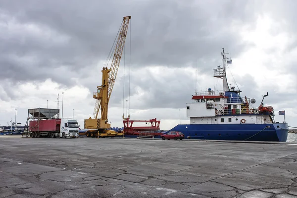 Schip lossen graan op truck — Stockfoto