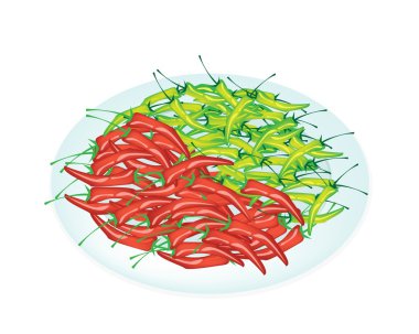 Beyaz tabak içinde kırmızı ve yeşil biber