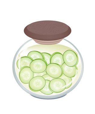 bir kavanoz içinde lezzetli pikled dilim salatalık