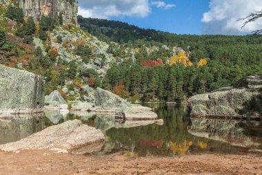 Kara Göl 'ün manzarası ve dağın yansıması