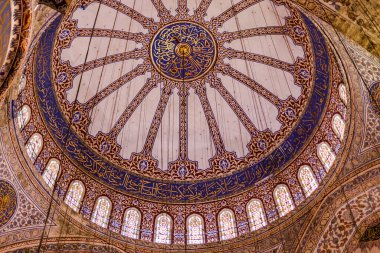 İstambul 'daki Mavi Cami' nin meşhur mavi mozaikleriyle muhteşem kubbesi.
