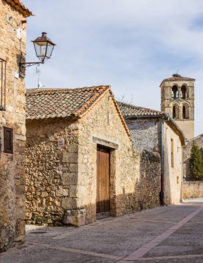 Taş evleri ve kaldırım taşı sokakları ile büyüleyici ve turistik bir kasaba.