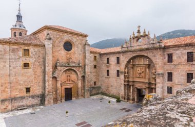 İspanya 'da Rioja Alavesa' daki Suso Manastırı 'nı göster