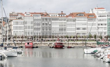 Arka planda tipik galerileri bulunan La Corua Limanı
