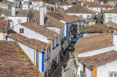 Tipik büyüleyici kasaba beyaz ve maviye boyanmış