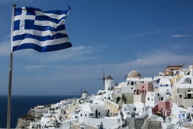 santorini kıyısında Yunan bayrağı