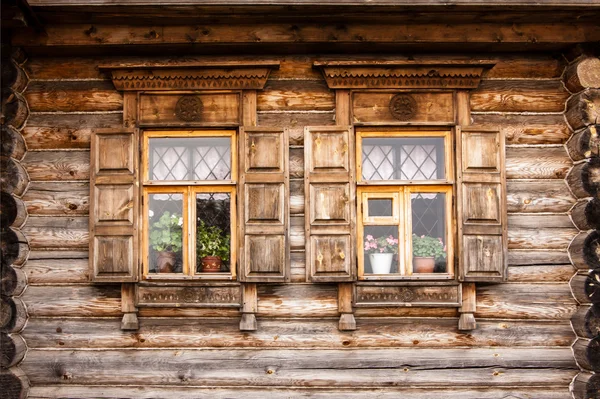 Das Fenster im Holzhaus — Stockfoto