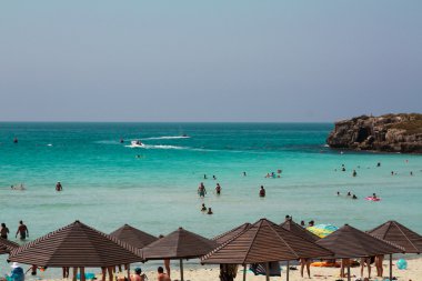 şezlonglar ile deniz