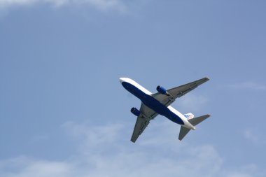 Gökyüzünde bir uçak