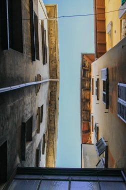 ev ve gökyüzünün altından görüntüleme