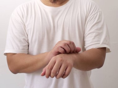 Rahatsız edici kaşıntı, alerji semptomları, sağlık ve tıp konsepti yüzünden deriyi kaşıyan isimsiz biri.