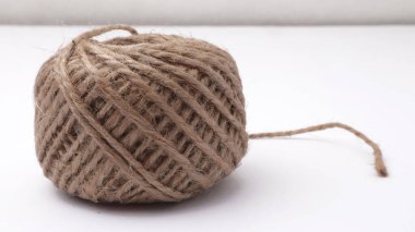 Beyaz arka planda izole edilmiş doğal keten iplikleri kapat