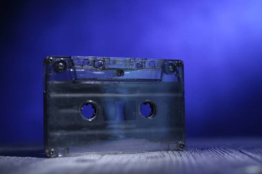 Mavi arkaplana karşı, ışık altında kaset