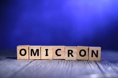 Omicron, yeni Coronavirus varyantı, tahta blok üzerine yazılmış metin sözcükleri, tyopgraphy harfleri kavramı