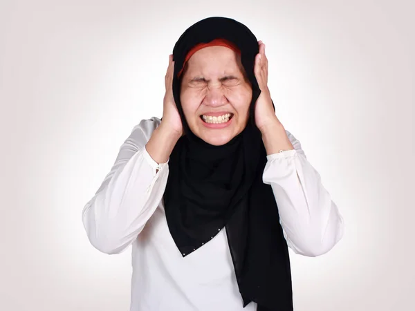 Frustrerad Stress Asiatisk Muslimsk Kvinna Håller Sitt Huvud Deprimerad Ångest — Stockfoto