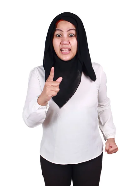 Азійська Муслім Жінка Одягнена Хіджаб Гнівом Вказує Камеру Даючи Пересторогу — стокове фото