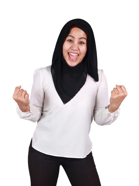 Fröhliche Fröhliche Asiatische Muslimin Hijab Macht Siegergeste Schreit Aufgeregten Gesichtsausdruck — Stockfoto