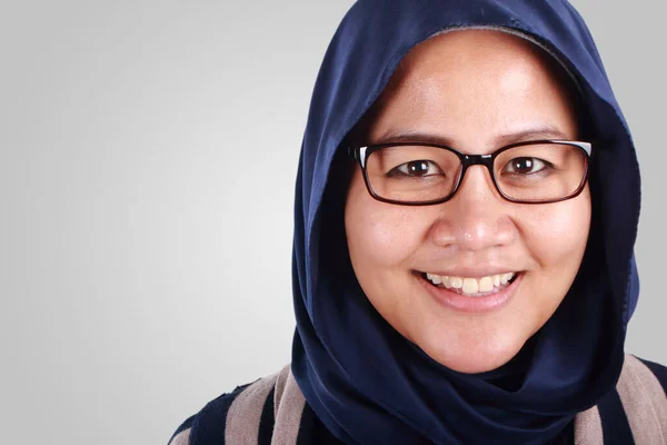 Asya Müslüman Kadının Tesettür Gözlük Takan Kameraya Gülümseyen Kendinden Emin — Stok fotoğraf