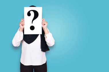 Ben kimim? Anonim fare Müslüman kadın yüzünü soru işaretiyle kaplamış, mavi arka planda.