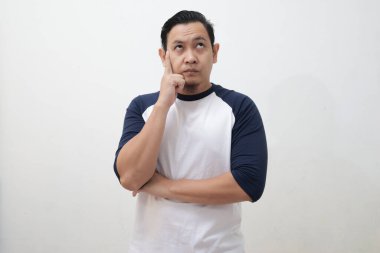 Asyalı adam sert bir jest düşünüyor, kafa karışıklığı. Beyaz arkaplan