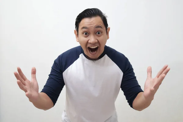 Feliz Emocionado Hombre Asiático Sonrisa Riendo Ver Algo Bueno Asombrado —  Fotos de Stock