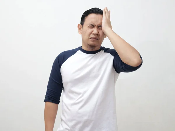 Asyalı Bir Adam Kafasını Çarpmış Migren Ağrısı Pişmanlık Jestinden Muzdarip — Stok fotoğraf
