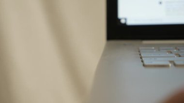 Bilgisayardaki USB portuna flash disk takan kişi, veri aktarım aygıtı konseptini kapatır