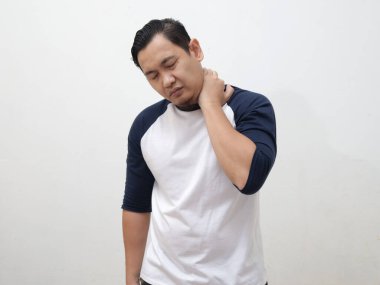 Asyalı bir adam boynu incinmiş, boynu ağrıyor, beyaz arka planda.