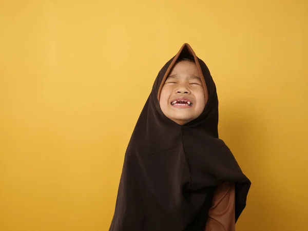 Pouco Bonito Asiático Muçulmano Menina Vestindo Hijab Chorando Duro Expressão — Fotografia de Stock