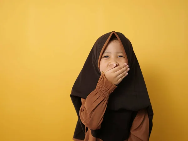 Engraçado Bonito Asiático Muçulmano Menina Vestindo Hijab Parecia Chocado Tímido — Fotografia de Stock