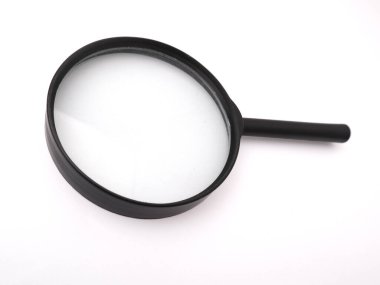 Siyah, basit büyüteç, beyaz arka planda izole edilmiş.