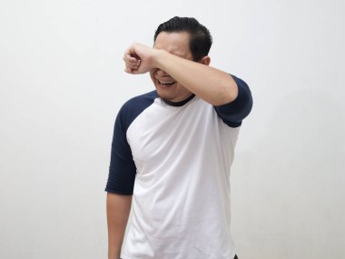 Depresyon hüznü konsepti, beyaz arka plan için ağlayan genç Asyalı adam.