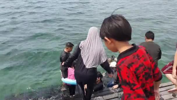 May 10Th 2022 Bontang East Kalimantan Indonesia Muslim Family Enjoys — Stock Video