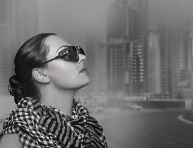 şehir içinde güneş gözlüklü kadın moda.