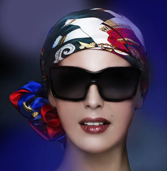 Fiatal nő a divat napszemüveg. — Stock Fotó