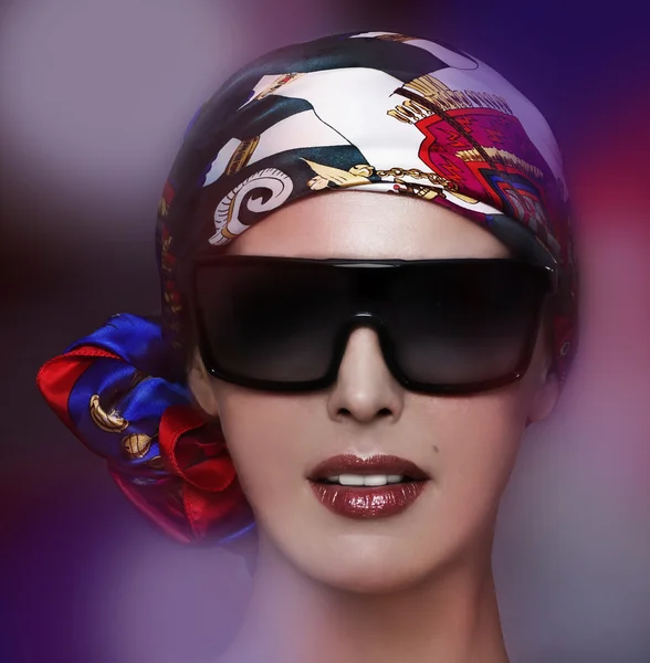 Young woman in fashion sunglasses. — Stock Photo, Image