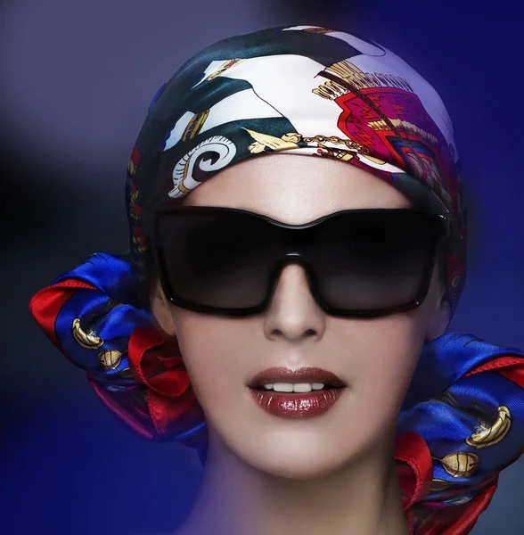 Jovem mulher na moda óculos de sol . — Fotografia de Stock