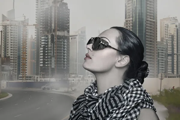 도시에 있는 선글라스 패션 여자. — 스톡 사진