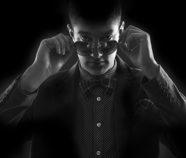 Şık bir genç adamın portresi..