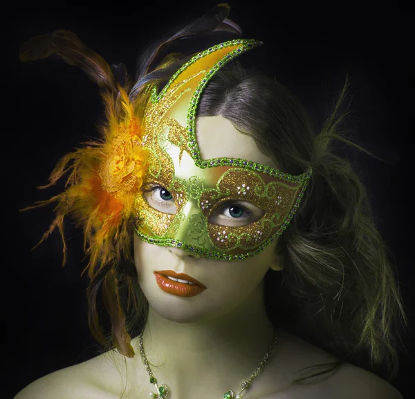 Vrouw in maskerade masker. — Stockfoto