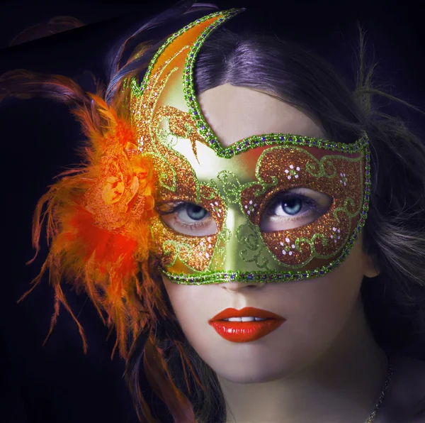 Mulher mascarada de máscara . Fotografia De Stock