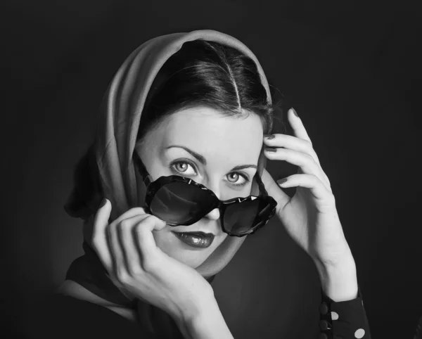 Mujer joven en gafas de sol de moda . — Foto de Stock